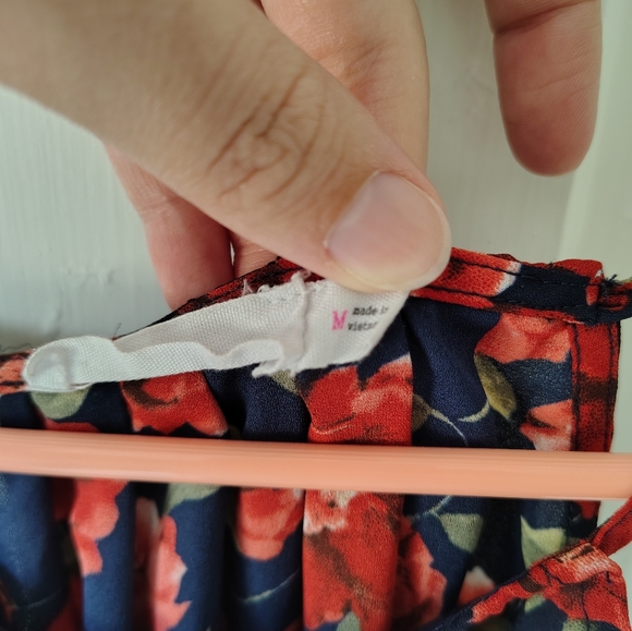 *5 for $25* Lush Women's Medium Blue w/ Red Rose Pattern Spaghetti Strap Tank - Picture 6 of 8